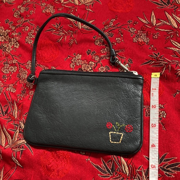 Fossil | leather wristlet with zip closure. Simple, compact and stylish. - Picture 4 of 6